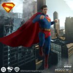 SUPERMAN & KRIPTO SUPERMAN 2025 ONE:12 COLLECTIVE. Mezco Toyz suma a su línea One:12 Collective la figura de Superman inspirada en el protagonista de la película homónima de 2025 dirigida por James Gunn. Mide aproximadamente 17 cm y tiene más de 28 puntos de articulación. Cuenta con su atuendo de supehéroe compuesto por 1x traje ajustado con el emblema del personaje, 1x capa con alambre integrado, 1x cinturón y 1x par de botas. También incluye varios accesorios adicionables: 3x cabezas intercambiables con diferentes expresiones, 1x efecto de visión térmica y 8x manos. Le acompaña una figura articulada del superperro Kripto con su capa de tela con alambre integrado y 1x cabeza adicional. Esta superfigura se puede exhibir gracias a la base expositora con soporte y decorada con el logotipo de la película. Se presenta en una caja pensada para su exposición.