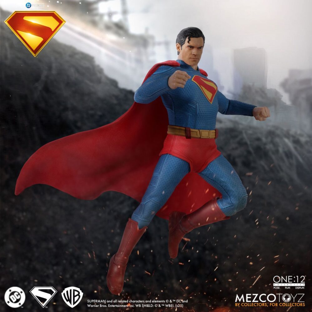Superman & kripto superman 2025 one:12 collective. Mezco toyz suma a su línea one:12 collective la figura de superman inspirada en el protagonista de la película homónima de 2025 dirigida por james gunn. Mide aproximadamente 17 cm y tiene más de 28 puntos de articulación. Cuenta con su atuendo de supehéroe compuesto por 1x traje ajustado con el emblema del personaje, 1x capa con alambre integrado, 1x cinturón y 1x par de botas. También incluye varios accesorios adicionables: 3x cabezas intercambiables con diferentes expresiones, 1x efecto de visión térmica y 8x manos. Le acompaña una figura articulada del superperro kripto con su capa de tela con alambre integrado y 1x cabeza adicional. Esta superfigura se puede exhibir gracias a la base expositora con soporte y decorada con el logotipo de la película. Se presenta en una caja pensada para su exposición.