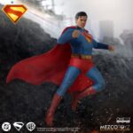 SUPERMAN & KRIPTO SUPERMAN 2025 ONE:12 COLLECTIVE. Mezco Toyz suma a su línea One:12 Collective la figura de Superman inspirada en el protagonista de la película homónima de 2025 dirigida por James Gunn. Mide aproximadamente 17 cm y tiene más de 28 puntos de articulación. Cuenta con su atuendo de supehéroe compuesto por 1x traje ajustado con el emblema del personaje, 1x capa con alambre integrado, 1x cinturón y 1x par de botas. También incluye varios accesorios adicionables: 3x cabezas intercambiables con diferentes expresiones, 1x efecto de visión térmica y 8x manos. Le acompaña una figura articulada del superperro Kripto con su capa de tela con alambre integrado y 1x cabeza adicional. Esta superfigura se puede exhibir gracias a la base expositora con soporte y decorada con el logotipo de la película. Se presenta en una caja pensada para su exposición.