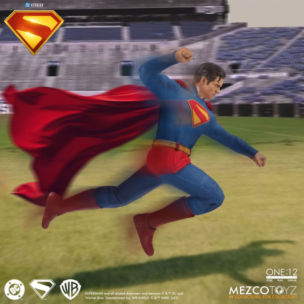 Superman & kripto superman 2025 one:12 collective. Mezco toyz suma a su línea one:12 collective la figura de superman inspirada en el protagonista de la película homónima de 2025 dirigida por james gunn. Mide aproximadamente 17 cm y tiene más de 28 puntos de articulación. Cuenta con su atuendo de supehéroe compuesto por 1x traje ajustado con el emblema del personaje, 1x capa con alambre integrado, 1x cinturón y 1x par de botas. También incluye varios accesorios adicionables: 3x cabezas intercambiables con diferentes expresiones, 1x efecto de visión térmica y 8x manos. Le acompaña una figura articulada del superperro kripto con su capa de tela con alambre integrado y 1x cabeza adicional. Esta superfigura se puede exhibir gracias a la base expositora con soporte y decorada con el logotipo de la película. Se presenta en una caja pensada para su exposición.