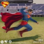 SUPERMAN & KRIPTO SUPERMAN 2025 ONE:12 COLLECTIVE. Mezco Toyz suma a su línea One:12 Collective la figura de Superman inspirada en el protagonista de la película homónima de 2025 dirigida por James Gunn. Mide aproximadamente 17 cm y tiene más de 28 puntos de articulación. Cuenta con su atuendo de supehéroe compuesto por 1x traje ajustado con el emblema del personaje, 1x capa con alambre integrado, 1x cinturón y 1x par de botas. También incluye varios accesorios adicionables: 3x cabezas intercambiables con diferentes expresiones, 1x efecto de visión térmica y 8x manos. Le acompaña una figura articulada del superperro Kripto con su capa de tela con alambre integrado y 1x cabeza adicional. Esta superfigura se puede exhibir gracias a la base expositora con soporte y decorada con el logotipo de la película. Se presenta en una caja pensada para su exposición.