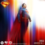 SUPERMAN & KRIPTO SUPERMAN 2025 ONE:12 COLLECTIVE. Mezco Toyz suma a su línea One:12 Collective la figura de Superman inspirada en el protagonista de la película homónima de 2025 dirigida por James Gunn. Mide aproximadamente 17 cm y tiene más de 28 puntos de articulación. Cuenta con su atuendo de supehéroe compuesto por 1x traje ajustado con el emblema del personaje, 1x capa con alambre integrado, 1x cinturón y 1x par de botas. También incluye varios accesorios adicionables: 3x cabezas intercambiables con diferentes expresiones, 1x efecto de visión térmica y 8x manos. Le acompaña una figura articulada del superperro Kripto con su capa de tela con alambre integrado y 1x cabeza adicional. Esta superfigura se puede exhibir gracias a la base expositora con soporte y decorada con el logotipo de la película. Se presenta en una caja pensada para su exposición.