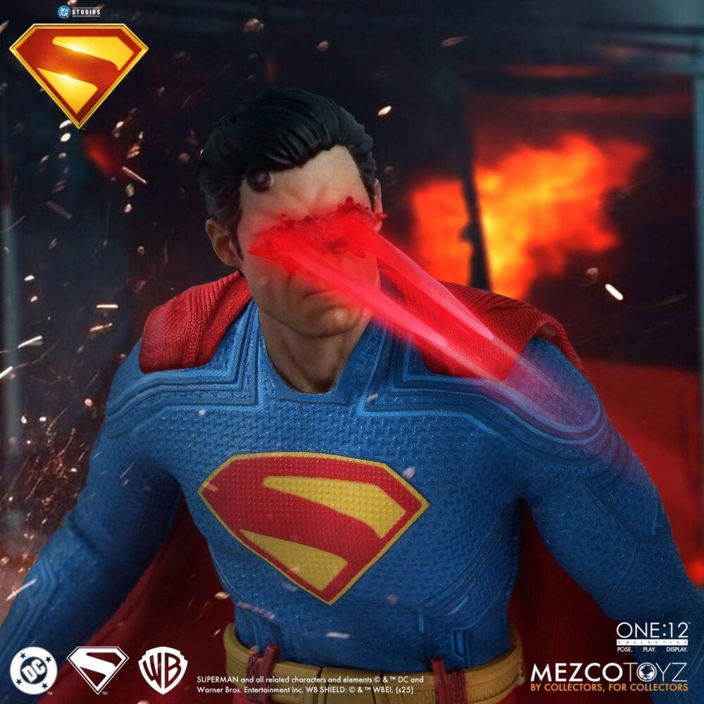 Superman & kripto superman 2025 one:12 collective. Mezco toyz suma a su línea one:12 collective la figura de superman inspirada en el protagonista de la película homónima de 2025 dirigida por james gunn. Mide aproximadamente 17 cm y tiene más de 28 puntos de articulación. Cuenta con su atuendo de supehéroe compuesto por 1x traje ajustado con el emblema del personaje, 1x capa con alambre integrado, 1x cinturón y 1x par de botas. También incluye varios accesorios adicionables: 3x cabezas intercambiables con diferentes expresiones, 1x efecto de visión térmica y 8x manos. Le acompaña una figura articulada del superperro kripto con su capa de tela con alambre integrado y 1x cabeza adicional. Esta superfigura se puede exhibir gracias a la base expositora con soporte y decorada con el logotipo de la película. Se presenta en una caja pensada para su exposición. Superman & kripto superman 2025 one:12 collective. Mezco toyz suma a su línea one:12 collective la figura de superman inspirada en el protagonista de la película homónima de 2025 dirigida por james gunn. Mide aproximadamente 17 cm y tiene más de 28 puntos de articulación. Cuenta con su atuendo de supehéroe compuesto por 1x traje ajustado con el emblema del personaje, 1x capa con alambre integrado, 1x cinturón y 1x par de botas. También incluye varios accesorios adicionables: 3x cabezas intercambiables con diferentes expresiones, 1x efecto de visión térmica y 8x manos. Le acompaña una figura articulada del superperro kripto con su capa de tela con alambre integrado y 1x cabeza adicional. Esta superfigura se puede exhibir gracias a la base expositora con soporte y decorada con el logotipo de la película. Se presenta en una caja pensada para su exposición.