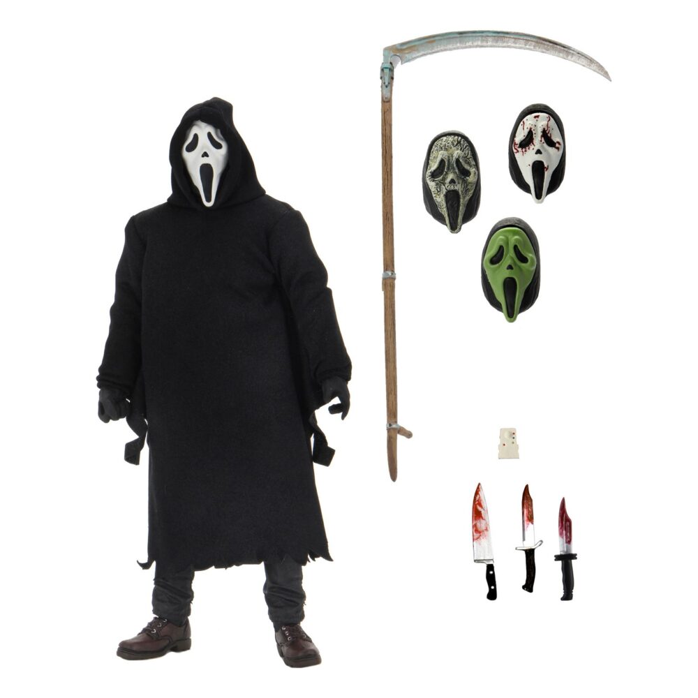 Ultimate ghostface scream re-run. Neca reintroduce en su colección ultimate la figura de ghost face, el icónico asesino de las películas "scream". Esta figura articulada mide aproximadamente 18 cm y viste una túnica de tela que permite un alto rango de poses. Incluye 3x cuchillos, 1x guadaña y 4x cabezas intercambiables (máscara clásica, sangrienta, zombi y una que brilla en la oscuridad). Se presenta en una caja con ventana ilustrada.