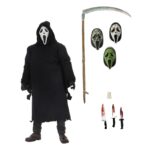 ULTIMATE GHOSTFACE SCREAM RE-RUN. Neca reintroduce en su colección Ultimate la figura de Ghost Face, el icónico asesino de las películas "Scream". Esta figura articulada mide aproximadamente 18 cm y viste una túnica de tela que permite un alto rango de poses. Incluye 3x cuchillos, 1x guadaña y 4x cabezas intercambiables (máscara clásica, sangrienta, zombi y una que brilla en la oscuridad). Se presenta en una caja con ventana ilustrada.
