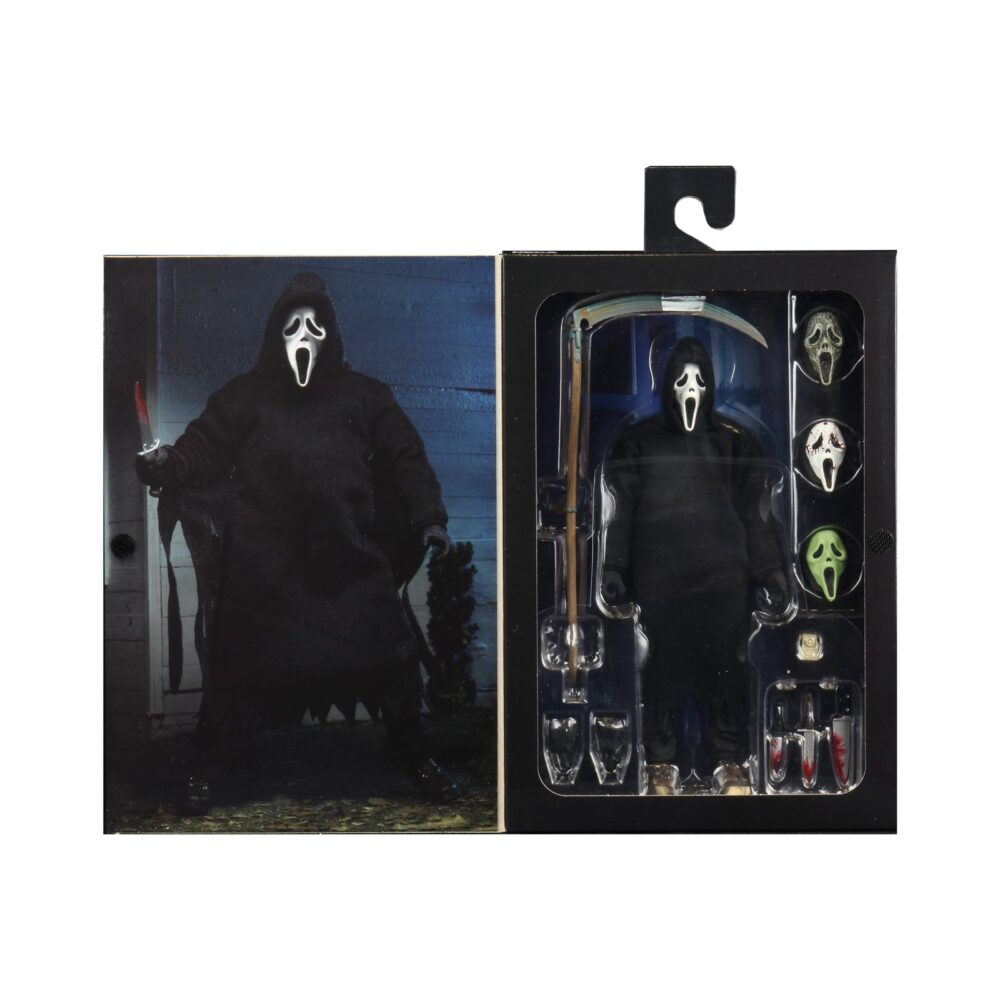 Ultimate ghostface scream re-run. Neca reintroduce en su colección ultimate la figura de ghost face, el icónico asesino de las películas "scream". Esta figura articulada mide aproximadamente 18 cm y viste una túnica de tela que permite un alto rango de poses. Incluye 3x cuchillos, 1x guadaña y 4x cabezas intercambiables (máscara clásica, sangrienta, zombi y una que brilla en la oscuridad). Se presenta en una caja con ventana ilustrada.
