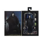 ULTIMATE GHOSTFACE SCREAM RE-RUN. Neca reintroduce en su colección Ultimate la figura de Ghost Face, el icónico asesino de las películas "Scream". Esta figura articulada mide aproximadamente 18 cm y viste una túnica de tela que permite un alto rango de poses. Incluye 3x cuchillos, 1x guadaña y 4x cabezas intercambiables (máscara clásica, sangrienta, zombi y una que brilla en la oscuridad). Se presenta en una caja con ventana ilustrada.