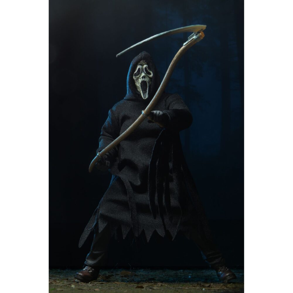 Ultimate ghostface scream re-run. Neca reintroduce en su colección ultimate la figura de ghost face, el icónico asesino de las películas "scream". Esta figura articulada mide aproximadamente 18 cm y viste una túnica de tela que permite un alto rango de poses. Incluye 3x cuchillos, 1x guadaña y 4x cabezas intercambiables (máscara clásica, sangrienta, zombi y una que brilla en la oscuridad). Se presenta en una caja con ventana ilustrada.