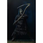 ULTIMATE GHOSTFACE SCREAM RE-RUN. Neca reintroduce en su colección Ultimate la figura de Ghost Face, el icónico asesino de las películas "Scream". Esta figura articulada mide aproximadamente 18 cm y viste una túnica de tela que permite un alto rango de poses. Incluye 3x cuchillos, 1x guadaña y 4x cabezas intercambiables (máscara clásica, sangrienta, zombi y una que brilla en la oscuridad). Se presenta en una caja con ventana ilustrada.