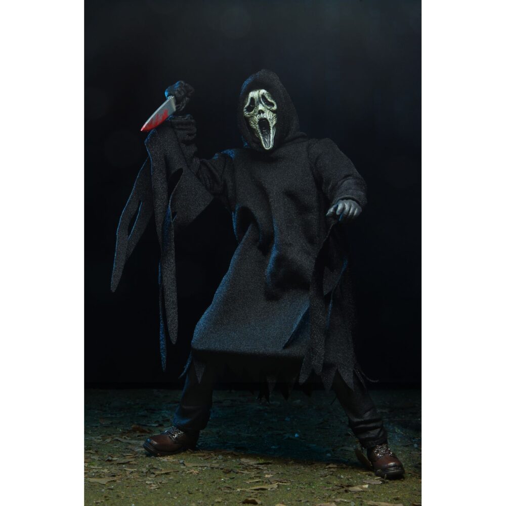 Ultimate ghostface scream re-run. Neca reintroduce en su colección ultimate la figura de ghost face, el icónico asesino de las películas "scream". Esta figura articulada mide aproximadamente 18 cm y viste una túnica de tela que permite un alto rango de poses. Incluye 3x cuchillos, 1x guadaña y 4x cabezas intercambiables (máscara clásica, sangrienta, zombi y una que brilla en la oscuridad). Se presenta en una caja con ventana ilustrada.