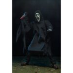 ULTIMATE GHOSTFACE SCREAM RE-RUN. Neca reintroduce en su colección Ultimate la figura de Ghost Face, el icónico asesino de las películas "Scream". Esta figura articulada mide aproximadamente 18 cm y viste una túnica de tela que permite un alto rango de poses. Incluye 3x cuchillos, 1x guadaña y 4x cabezas intercambiables (máscara clásica, sangrienta, zombi y una que brilla en la oscuridad). Se presenta en una caja con ventana ilustrada.