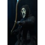 ULTIMATE GHOSTFACE SCREAM RE-RUN. Neca reintroduce en su colección Ultimate la figura de Ghost Face, el icónico asesino de las películas "Scream". Esta figura articulada mide aproximadamente 18 cm y viste una túnica de tela que permite un alto rango de poses. Incluye 3x cuchillos, 1x guadaña y 4x cabezas intercambiables (máscara clásica, sangrienta, zombi y una que brilla en la oscuridad). Se presenta en una caja con ventana ilustrada.