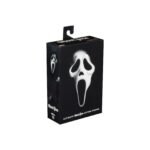 ULTIMATE GHOSTFACE SCREAM RE-RUN. Neca reintroduce en su colección Ultimate la figura de Ghost Face, el icónico asesino de las películas "Scream". Esta figura articulada mide aproximadamente 18 cm y viste una túnica de tela que permite un alto rango de poses. Incluye 3x cuchillos, 1x guadaña y 4x cabezas intercambiables (máscara clásica, sangrienta, zombi y una que brilla en la oscuridad). Se presenta en una caja con ventana ilustrada.