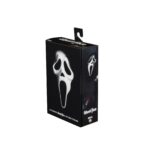 ULTIMATE GHOSTFACE SCREAM RE-RUN. Neca reintroduce en su colección Ultimate la figura de Ghost Face, el icónico asesino de las películas "Scream". Esta figura articulada mide aproximadamente 18 cm y viste una túnica de tela que permite un alto rango de poses. Incluye 3x cuchillos, 1x guadaña y 4x cabezas intercambiables (máscara clásica, sangrienta, zombi y una que brilla en la oscuridad). Se presenta en una caja con ventana ilustrada.