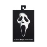 ULTIMATE GHOSTFACE SCREAM RE-RUN. Neca reintroduce en su colección Ultimate la figura de Ghost Face, el icónico asesino de las películas "Scream". Esta figura articulada mide aproximadamente 18 cm y viste una túnica de tela que permite un alto rango de poses. Incluye 3x cuchillos, 1x guadaña y 4x cabezas intercambiables (máscara clásica, sangrienta, zombi y una que brilla en la oscuridad). Se presenta en una caja con ventana ilustrada.