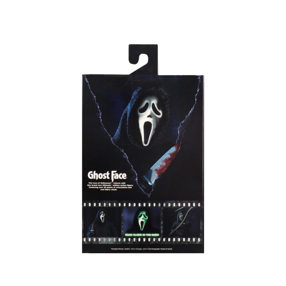 Ultimate ghostface scream re-run. Neca reintroduce en su colección ultimate la figura de ghost face, el icónico asesino de las películas "scream". Esta figura articulada mide aproximadamente 18 cm y viste una túnica de tela que permite un alto rango de poses. Incluye 3x cuchillos, 1x guadaña y 4x cabezas intercambiables (máscara clásica, sangrienta, zombi y una que brilla en la oscuridad). Se presenta en una caja con ventana ilustrada.