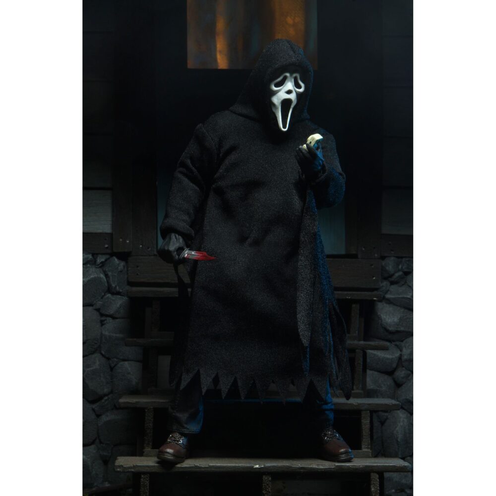 Ultimate ghostface scream re-run. Neca reintroduce en su colección ultimate la figura de ghost face, el icónico asesino de las películas "scream". Esta figura articulada mide aproximadamente 18 cm y viste una túnica de tela que permite un alto rango de poses. Incluye 3x cuchillos, 1x guadaña y 4x cabezas intercambiables (máscara clásica, sangrienta, zombi y una que brilla en la oscuridad). Se presenta en una caja con ventana ilustrada.