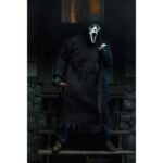 ULTIMATE GHOSTFACE SCREAM RE-RUN. Neca reintroduce en su colección Ultimate la figura de Ghost Face, el icónico asesino de las películas "Scream". Esta figura articulada mide aproximadamente 18 cm y viste una túnica de tela que permite un alto rango de poses. Incluye 3x cuchillos, 1x guadaña y 4x cabezas intercambiables (máscara clásica, sangrienta, zombi y una que brilla en la oscuridad). Se presenta en una caja con ventana ilustrada.