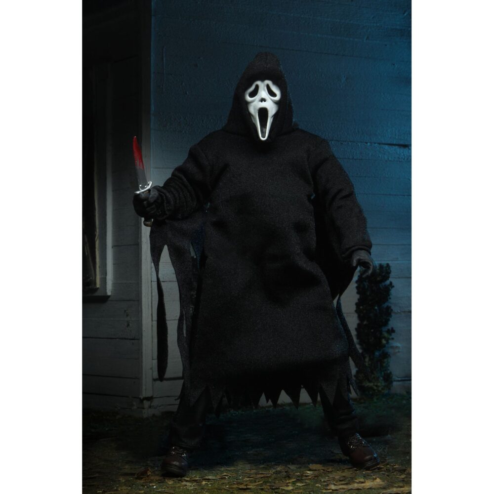 Ultimate ghostface scream re-run. Neca reintroduce en su colección ultimate la figura de ghost face, el icónico asesino de las películas "scream". Esta figura articulada mide aproximadamente 18 cm y viste una túnica de tela que permite un alto rango de poses. Incluye 3x cuchillos, 1x guadaña y 4x cabezas intercambiables (máscara clásica, sangrienta, zombi y una que brilla en la oscuridad). Se presenta en una caja con ventana ilustrada.