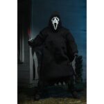 ULTIMATE GHOSTFACE SCREAM RE-RUN. Neca reintroduce en su colección Ultimate la figura de Ghost Face, el icónico asesino de las películas "Scream". Esta figura articulada mide aproximadamente 18 cm y viste una túnica de tela que permite un alto rango de poses. Incluye 3x cuchillos, 1x guadaña y 4x cabezas intercambiables (máscara clásica, sangrienta, zombi y una que brilla en la oscuridad). Se presenta en una caja con ventana ilustrada.