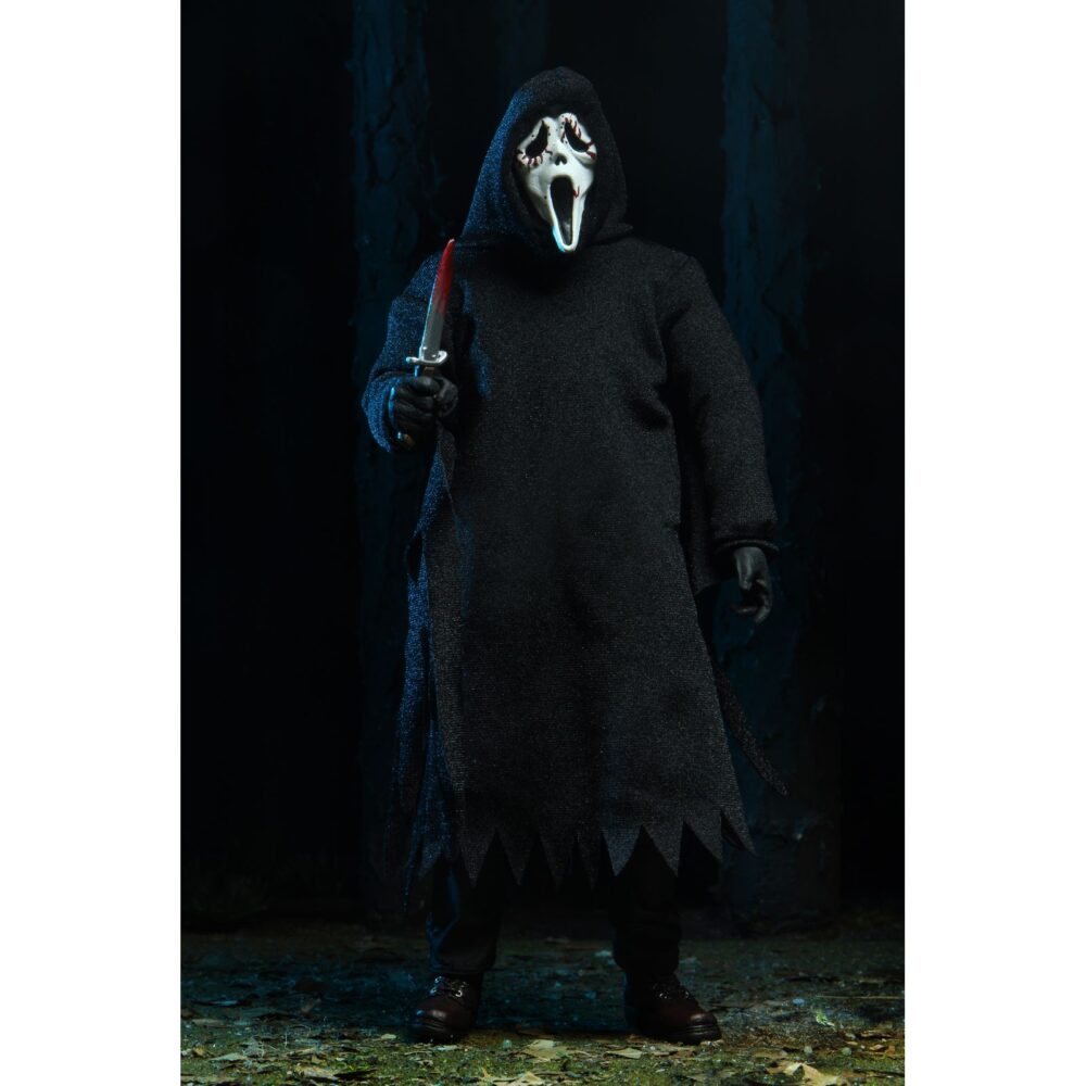 Ultimate ghostface scream re-run. Neca reintroduce en su colección ultimate la figura de ghost face, el icónico asesino de las películas "scream". Esta figura articulada mide aproximadamente 18 cm y viste una túnica de tela que permite un alto rango de poses. Incluye 3x cuchillos, 1x guadaña y 4x cabezas intercambiables (máscara clásica, sangrienta, zombi y una que brilla en la oscuridad). Se presenta en una caja con ventana ilustrada.