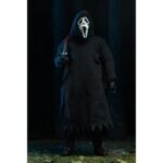 ULTIMATE GHOSTFACE SCREAM RE-RUN. Neca reintroduce en su colección Ultimate la figura de Ghost Face, el icónico asesino de las películas "Scream". Esta figura articulada mide aproximadamente 18 cm y viste una túnica de tela que permite un alto rango de poses. Incluye 3x cuchillos, 1x guadaña y 4x cabezas intercambiables (máscara clásica, sangrienta, zombi y una que brilla en la oscuridad). Se presenta en una caja con ventana ilustrada.