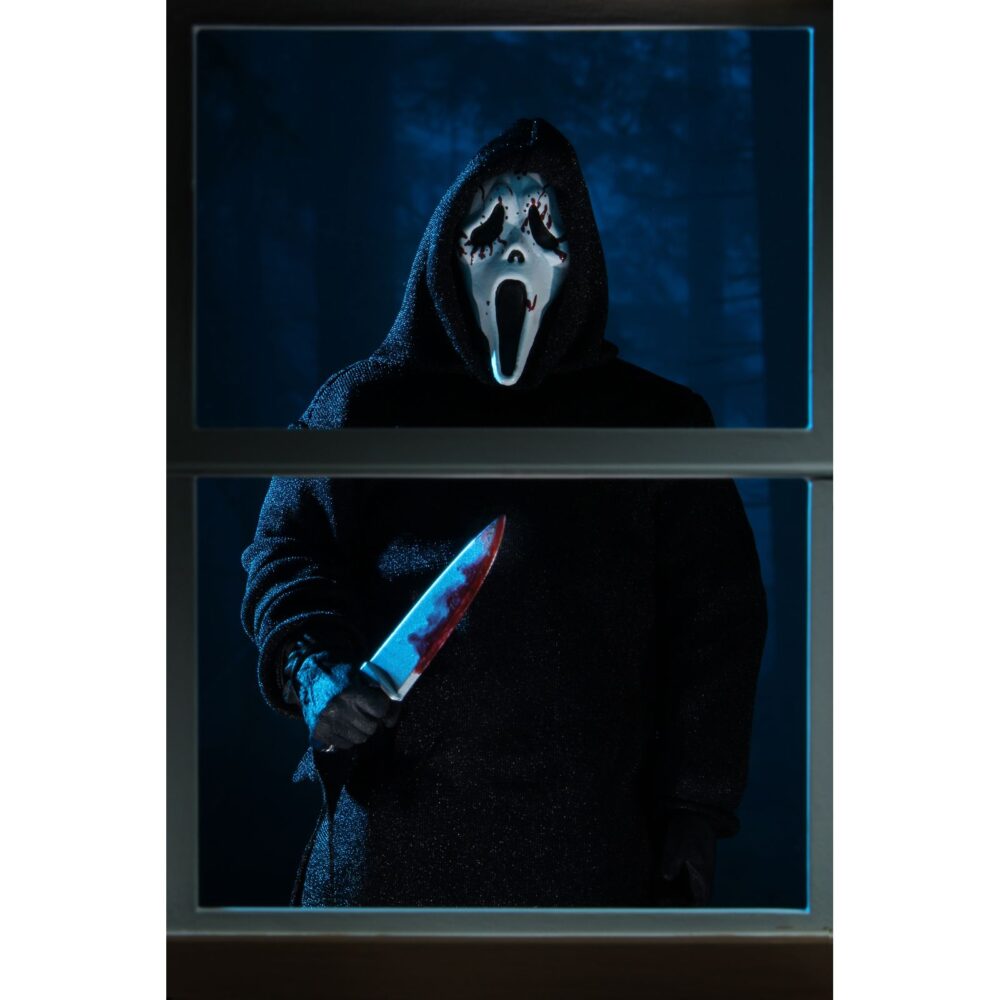 Ultimate ghostface scream re-run. Neca reintroduce en su colección ultimate la figura de ghost face, el icónico asesino de las películas "scream". Esta figura articulada mide aproximadamente 18 cm y viste una túnica de tela que permite un alto rango de poses. Incluye 3x cuchillos, 1x guadaña y 4x cabezas intercambiables (máscara clásica, sangrienta, zombi y una que brilla en la oscuridad). Se presenta en una caja con ventana ilustrada.