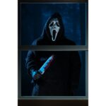 ULTIMATE GHOSTFACE SCREAM RE-RUN. Neca reintroduce en su colección Ultimate la figura de Ghost Face, el icónico asesino de las películas "Scream". Esta figura articulada mide aproximadamente 18 cm y viste una túnica de tela que permite un alto rango de poses. Incluye 3x cuchillos, 1x guadaña y 4x cabezas intercambiables (máscara clásica, sangrienta, zombi y una que brilla en la oscuridad). Se presenta en una caja con ventana ilustrada.