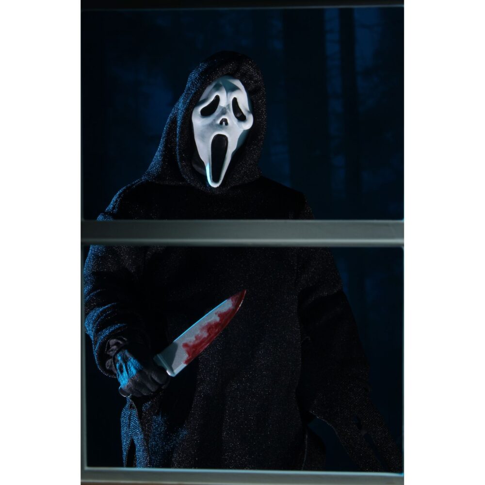 Ultimate ghostface scream re-run. Neca reintroduce en su colección ultimate la figura de ghost face, el icónico asesino de las películas "scream". Esta figura articulada mide aproximadamente 18 cm y viste una túnica de tela que permite un alto rango de poses. Incluye 3x cuchillos, 1x guadaña y 4x cabezas intercambiables (máscara clásica, sangrienta, zombi y una que brilla en la oscuridad). Se presenta en una caja con ventana ilustrada.
