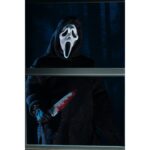 ULTIMATE GHOSTFACE SCREAM RE-RUN. Neca reintroduce en su colección Ultimate la figura de Ghost Face, el icónico asesino de las películas "Scream". Esta figura articulada mide aproximadamente 18 cm y viste una túnica de tela que permite un alto rango de poses. Incluye 3x cuchillos, 1x guadaña y 4x cabezas intercambiables (máscara clásica, sangrienta, zombi y una que brilla en la oscuridad). Se presenta en una caja con ventana ilustrada.