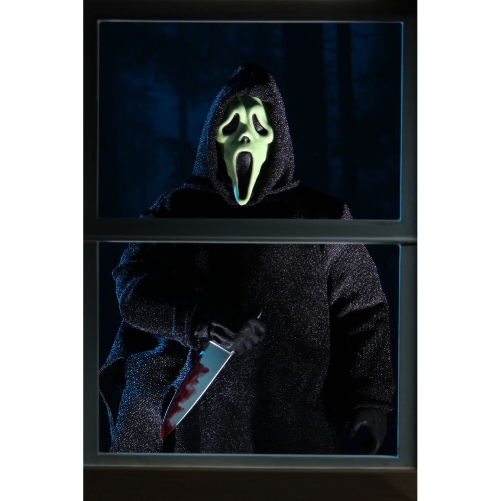 Ultimate ghostface scream re-run. Neca reintroduce en su colección ultimate la figura de ghost face, el icónico asesino de las películas "scream". Esta figura articulada mide aproximadamente 18 cm y viste una túnica de tela que permite un alto rango de poses. Incluye 3x cuchillos, 1x guadaña y 4x cabezas intercambiables (máscara clásica, sangrienta, zombi y una que brilla en la oscuridad). Se presenta en una caja con ventana ilustrada.