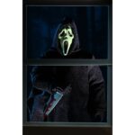 ULTIMATE GHOSTFACE SCREAM RE-RUN. Neca reintroduce en su colección Ultimate la figura de Ghost Face, el icónico asesino de las películas "Scream". Esta figura articulada mide aproximadamente 18 cm y viste una túnica de tela que permite un alto rango de poses. Incluye 3x cuchillos, 1x guadaña y 4x cabezas intercambiables (máscara clásica, sangrienta, zombi y una que brilla en la oscuridad). Se presenta en una caja con ventana ilustrada.