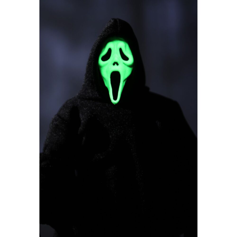 Ultimate ghostface scream re-run. Neca reintroduce en su colección ultimate la figura de ghost face, el icónico asesino de las películas "scream". Esta figura articulada mide aproximadamente 18 cm y viste una túnica de tela que permite un alto rango de poses. Incluye 3x cuchillos, 1x guadaña y 4x cabezas intercambiables (máscara clásica, sangrienta, zombi y una que brilla en la oscuridad). Se presenta en una caja con ventana ilustrada.