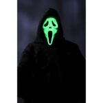 ULTIMATE GHOSTFACE SCREAM RE-RUN. Neca reintroduce en su colección Ultimate la figura de Ghost Face, el icónico asesino de las películas "Scream". Esta figura articulada mide aproximadamente 18 cm y viste una túnica de tela que permite un alto rango de poses. Incluye 3x cuchillos, 1x guadaña y 4x cabezas intercambiables (máscara clásica, sangrienta, zombi y una que brilla en la oscuridad). Se presenta en una caja con ventana ilustrada.