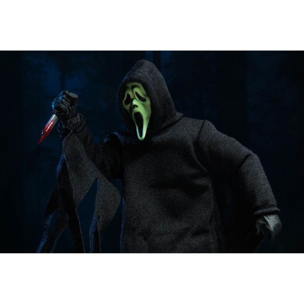 Ultimate ghostface scream re-run. Neca reintroduce en su colección ultimate la figura de ghost face, el icónico asesino de las películas "scream". Esta figura articulada mide aproximadamente 18 cm y viste una túnica de tela que permite un alto rango de poses. Incluye 3x cuchillos, 1x guadaña y 4x cabezas intercambiables (máscara clásica, sangrienta, zombi y una que brilla en la oscuridad). Se presenta en una caja con ventana ilustrada.