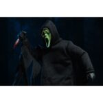 ULTIMATE GHOSTFACE SCREAM RE-RUN. Neca reintroduce en su colección Ultimate la figura de Ghost Face, el icónico asesino de las películas "Scream". Esta figura articulada mide aproximadamente 18 cm y viste una túnica de tela que permite un alto rango de poses. Incluye 3x cuchillos, 1x guadaña y 4x cabezas intercambiables (máscara clásica, sangrienta, zombi y una que brilla en la oscuridad). Se presenta en una caja con ventana ilustrada.