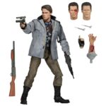 ULTIMATE T-800 (TECH NOIR) THE TERMINATOR. Neca incorpora a su catálogo Ultimate la figura del T-800 basado en su personaje en la película original de 1984 interpretado por Arnold Schwarzenegger, "The Terminator". Este modelo, en su versión Tech Noir mide aproximadamente 18 cm y presenta más de 25 puntos de articulación. Incluye 3x cabezas intercambiables, 1x antebrazo derecho alternativo, 1x mano intercambiable, 2x herramientas quirúrgicas y un arsenal de armas. La figura luce el icónico atuendo punk con cadena metálica, fiel al diseño visto en la escena del club nocturno Tech Noir. Se presenta en una caja con ventana.