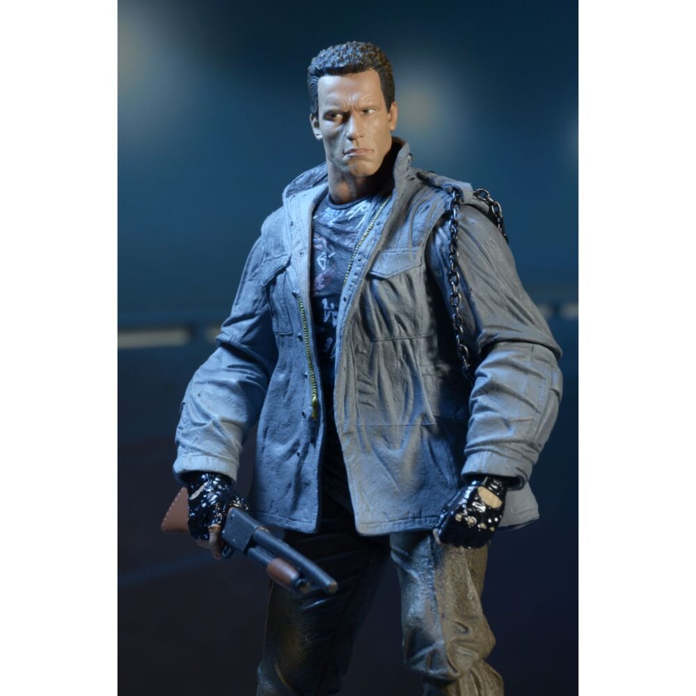 Ultimate t-800 (tech noir) the terminator. Neca incorpora a su catálogo ultimate la figura del t-800 basado en su personaje en la película original de 1984 interpretado por arnold schwarzenegger, "the terminator". Este modelo, en su versión tech noir mide aproximadamente 18 cm y presenta más de 25 puntos de articulación. Incluye 3x cabezas intercambiables, 1x antebrazo derecho alternativo, 1x mano intercambiable, 2x herramientas quirúrgicas y un arsenal de armas. La figura luce el icónico atuendo punk con cadena metálica, fiel al diseño visto en la escena del club nocturno tech noir. Se presenta en una caja con ventana.