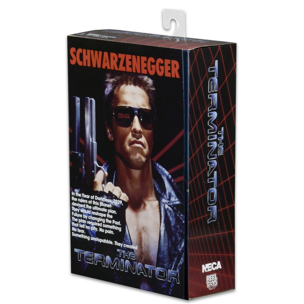 Ultimate t-800 (tech noir) the terminator. Neca incorpora a su catálogo ultimate la figura del t-800 basado en su personaje en la película original de 1984 interpretado por arnold schwarzenegger, "the terminator". Este modelo, en su versión tech noir mide aproximadamente 18 cm y presenta más de 25 puntos de articulación. Incluye 3x cabezas intercambiables, 1x antebrazo derecho alternativo, 1x mano intercambiable, 2x herramientas quirúrgicas y un arsenal de armas. La figura luce el icónico atuendo punk con cadena metálica, fiel al diseño visto en la escena del club nocturno tech noir. Se presenta en una caja con ventana.