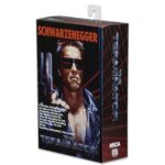 ULTIMATE T-800 (TECH NOIR) THE TERMINATOR. Neca incorpora a su catálogo Ultimate la figura del T-800 basado en su personaje en la película original de 1984 interpretado por Arnold Schwarzenegger, "The Terminator". Este modelo, en su versión Tech Noir mide aproximadamente 18 cm y presenta más de 25 puntos de articulación. Incluye 3x cabezas intercambiables, 1x antebrazo derecho alternativo, 1x mano intercambiable, 2x herramientas quirúrgicas y un arsenal de armas. La figura luce el icónico atuendo punk con cadena metálica, fiel al diseño visto en la escena del club nocturno Tech Noir. Se presenta en una caja con ventana.