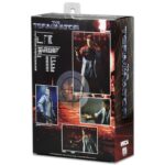 ULTIMATE T-800 (TECH NOIR) THE TERMINATOR. Neca incorpora a su catálogo Ultimate la figura del T-800 basado en su personaje en la película original de 1984 interpretado por Arnold Schwarzenegger, "The Terminator". Este modelo, en su versión Tech Noir mide aproximadamente 18 cm y presenta más de 25 puntos de articulación. Incluye 3x cabezas intercambiables, 1x antebrazo derecho alternativo, 1x mano intercambiable, 2x herramientas quirúrgicas y un arsenal de armas. La figura luce el icónico atuendo punk con cadena metálica, fiel al diseño visto en la escena del club nocturno Tech Noir. Se presenta en una caja con ventana.