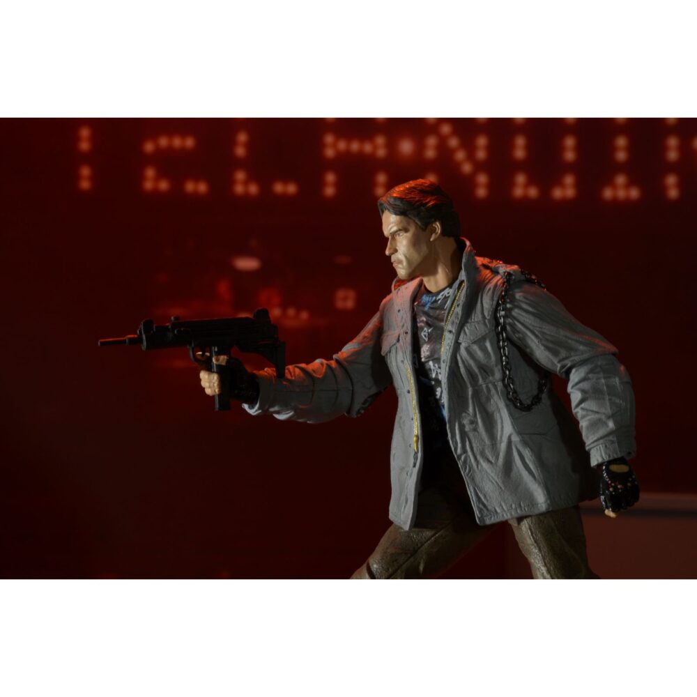 Ultimate t-800 (tech noir) the terminator. Neca incorpora a su catálogo ultimate la figura del t-800 basado en su personaje en la película original de 1984 interpretado por arnold schwarzenegger, "the terminator". Este modelo, en su versión tech noir mide aproximadamente 18 cm y presenta más de 25 puntos de articulación. Incluye 3x cabezas intercambiables, 1x antebrazo derecho alternativo, 1x mano intercambiable, 2x herramientas quirúrgicas y un arsenal de armas. La figura luce el icónico atuendo punk con cadena metálica, fiel al diseño visto en la escena del club nocturno tech noir. Se presenta en una caja con ventana.
