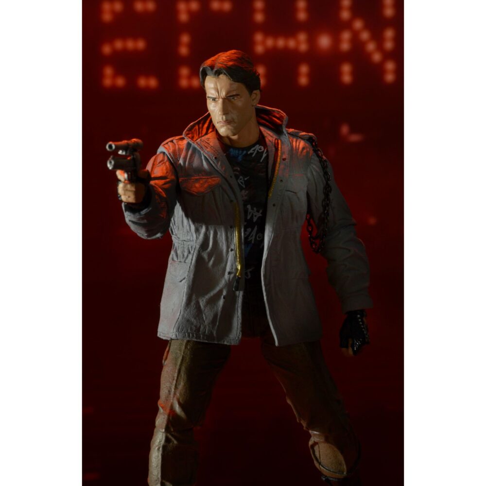 Ultimate t-800 (tech noir) the terminator. Neca incorpora a su catálogo ultimate la figura del t-800 basado en su personaje en la película original de 1984 interpretado por arnold schwarzenegger, "the terminator". Este modelo, en su versión tech noir mide aproximadamente 18 cm y presenta más de 25 puntos de articulación. Incluye 3x cabezas intercambiables, 1x antebrazo derecho alternativo, 1x mano intercambiable, 2x herramientas quirúrgicas y un arsenal de armas. La figura luce el icónico atuendo punk con cadena metálica, fiel al diseño visto en la escena del club nocturno tech noir. Se presenta en una caja con ventana.