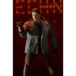 ULTIMATE T-800 (TECH NOIR) THE TERMINATOR. Neca incorpora a su catálogo Ultimate la figura del T-800 basado en su personaje en la película original de 1984 interpretado por Arnold Schwarzenegger, "The Terminator". Este modelo, en su versión Tech Noir mide aproximadamente 18 cm y presenta más de 25 puntos de articulación. Incluye 3x cabezas intercambiables, 1x antebrazo derecho alternativo, 1x mano intercambiable, 2x herramientas quirúrgicas y un arsenal de armas. La figura luce el icónico atuendo punk con cadena metálica, fiel al diseño visto en la escena del club nocturno Tech Noir. Se presenta en una caja con ventana.