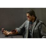 ULTIMATE T-800 (TECH NOIR) THE TERMINATOR. Neca incorpora a su catálogo Ultimate la figura del T-800 basado en su personaje en la película original de 1984 interpretado por Arnold Schwarzenegger, "The Terminator". Este modelo, en su versión Tech Noir mide aproximadamente 18 cm y presenta más de 25 puntos de articulación. Incluye 3x cabezas intercambiables, 1x antebrazo derecho alternativo, 1x mano intercambiable, 2x herramientas quirúrgicas y un arsenal de armas. La figura luce el icónico atuendo punk con cadena metálica, fiel al diseño visto en la escena del club nocturno Tech Noir. Se presenta en una caja con ventana.