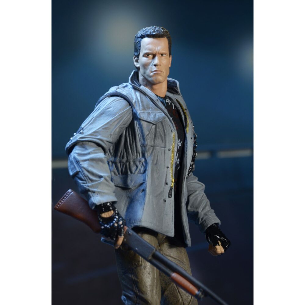 Ultimate t-800 (tech noir) the terminator. Neca incorpora a su catálogo ultimate la figura del t-800 basado en su personaje en la película original de 1984 interpretado por arnold schwarzenegger, "the terminator". Este modelo, en su versión tech noir mide aproximadamente 18 cm y presenta más de 25 puntos de articulación. Incluye 3x cabezas intercambiables, 1x antebrazo derecho alternativo, 1x mano intercambiable, 2x herramientas quirúrgicas y un arsenal de armas. La figura luce el icónico atuendo punk con cadena metálica, fiel al diseño visto en la escena del club nocturno tech noir. Se presenta en una caja con ventana.