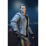 ULTIMATE T-800 (TECH NOIR) THE TERMINATOR. Neca incorpora a su catálogo Ultimate la figura del T-800 basado en su personaje en la película original de 1984 interpretado por Arnold Schwarzenegger, "The Terminator". Este modelo, en su versión Tech Noir mide aproximadamente 18 cm y presenta más de 25 puntos de articulación. Incluye 3x cabezas intercambiables, 1x antebrazo derecho alternativo, 1x mano intercambiable, 2x herramientas quirúrgicas y un arsenal de armas. La figura luce el icónico atuendo punk con cadena metálica, fiel al diseño visto en la escena del club nocturno Tech Noir. Se presenta en una caja con ventana.