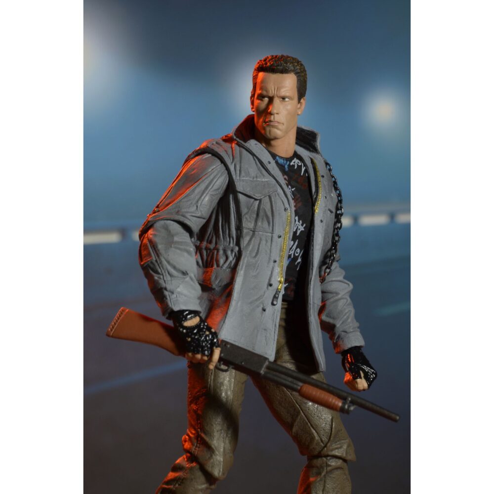Ultimate t-800 (tech noir) the terminator. Neca incorpora a su catálogo ultimate la figura del t-800 basado en su personaje en la película original de 1984 interpretado por arnold schwarzenegger, "the terminator". Este modelo, en su versión tech noir mide aproximadamente 18 cm y presenta más de 25 puntos de articulación. Incluye 3x cabezas intercambiables, 1x antebrazo derecho alternativo, 1x mano intercambiable, 2x herramientas quirúrgicas y un arsenal de armas. La figura luce el icónico atuendo punk con cadena metálica, fiel al diseño visto en la escena del club nocturno tech noir. Se presenta en una caja con ventana.