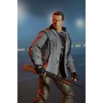 ULTIMATE T-800 (TECH NOIR) THE TERMINATOR. Neca incorpora a su catálogo Ultimate la figura del T-800 basado en su personaje en la película original de 1984 interpretado por Arnold Schwarzenegger, "The Terminator". Este modelo, en su versión Tech Noir mide aproximadamente 18 cm y presenta más de 25 puntos de articulación. Incluye 3x cabezas intercambiables, 1x antebrazo derecho alternativo, 1x mano intercambiable, 2x herramientas quirúrgicas y un arsenal de armas. La figura luce el icónico atuendo punk con cadena metálica, fiel al diseño visto en la escena del club nocturno Tech Noir. Se presenta en una caja con ventana.
