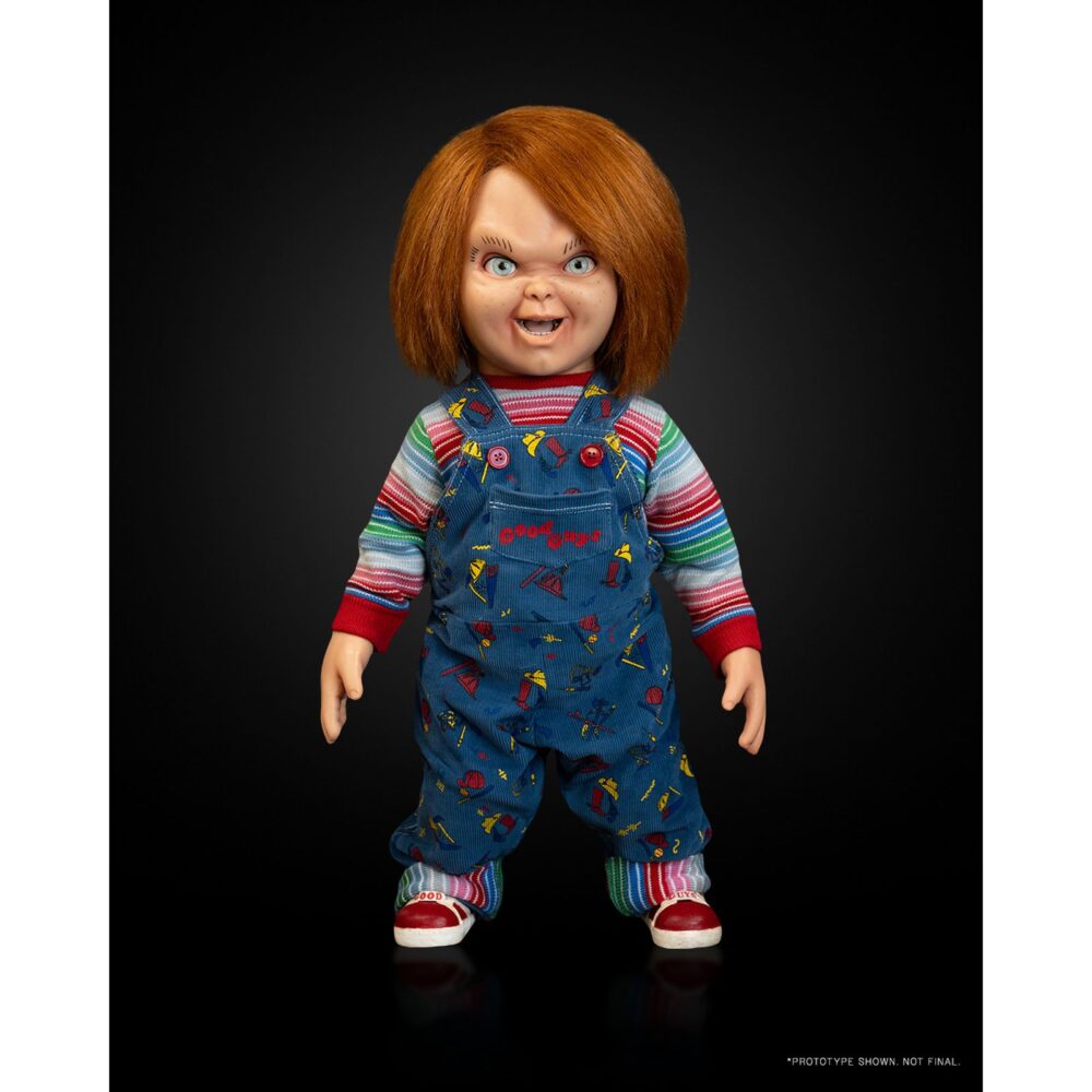 Chucky tv series réplica doll 1/1. Neca presenta la réplica oficial a escala 1:1 de tiffany, tal como aparece en la serie de tv "chucky". Desarrollada junto al estudio alterian inc. Y al creador del personaje, tony gardner, esta muñeca de tamaño real reproduce con precisión todos los detalles vistos en pantalla. Cuenta con estructura interna que permite reproducir diversas poses, ojos giratorios, cabello realista, chaqueta y vestido de novia confeccionados a medida. Mide aproximadamente 60 cm de alto y se presenta en una caja con ventana réplica de good gals.